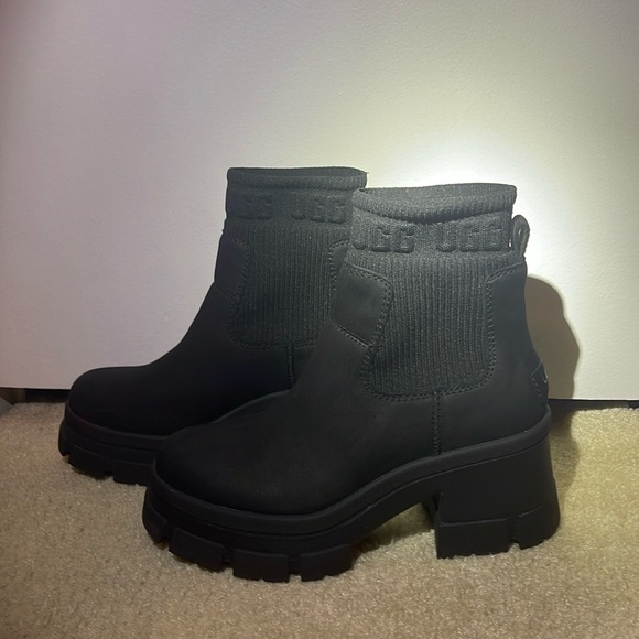 UGG Brooklyn Pull-On Chelsea Boots - Picture 2 of 5